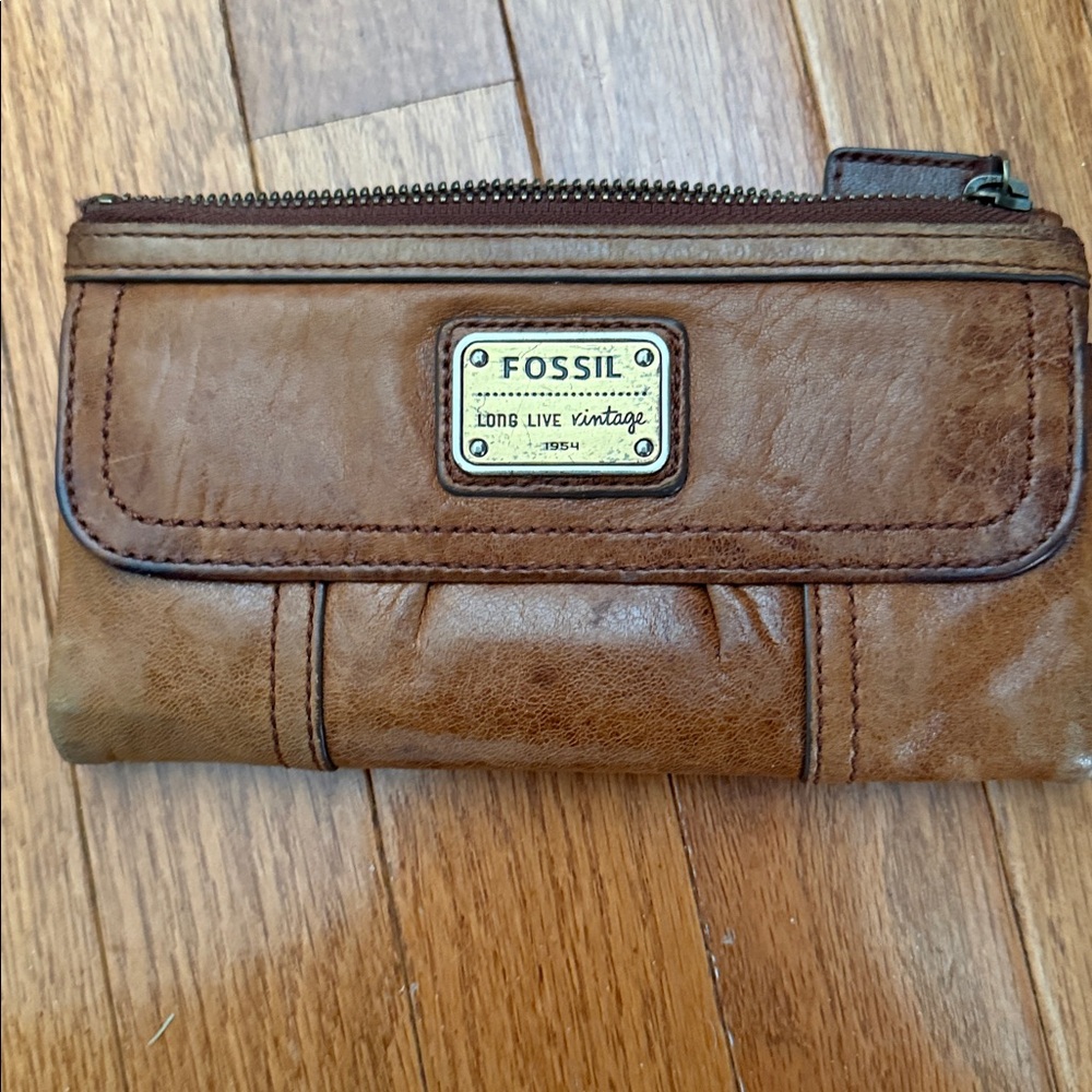 Sale today!!!Fossil Emory Tan Leather wallet “Long Live Vintage 1954” line
